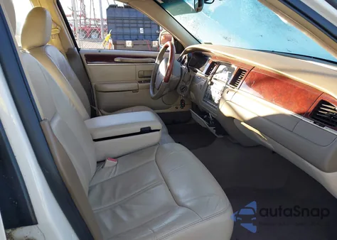 2005 Lincoln Town Car Signature Limited from USA, damaged, VIN 1LNHM82W65Y637633